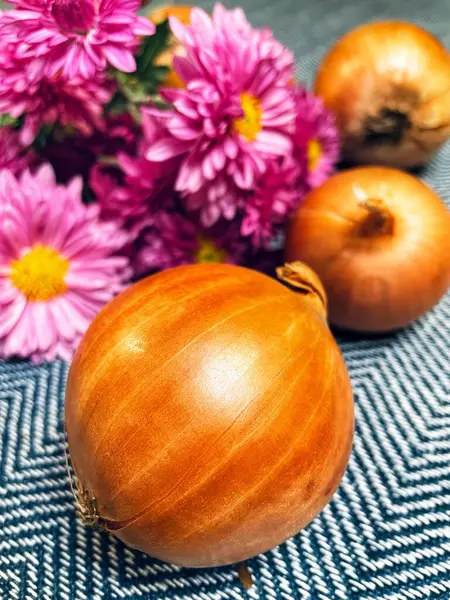Sonbahar çiçekleri, soğanlar, soğanlar, sebzeler, sebzeler, kasımpatılar, kasımpatılar, buket, mor, pembe, yeşil, masa, ruh hali, aşk, ilham, hayat, canlı.
