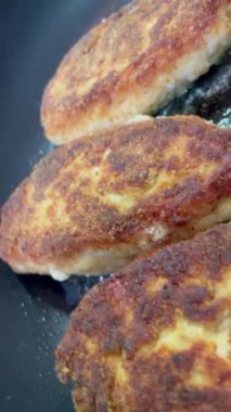 Pirzola, pirzola, tava, yağ, kızartma, et, et, et, tuz, soba, gaz, cızırtı, koku, yemek, mutfak, yemek..