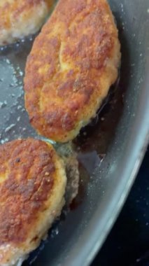 Pirzola, pirzola, tava, yağ, kızartma, et, et, et, tuz, soba, gaz, cızırtı, koku, yemek, mutfak, yemek..