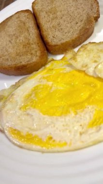 Yumurta, yumurta, haşlanmış, kızarmış ekmek, kızarmış ekmek, kızarmış ekmek, kızarmış ekmek, kepek, tabak, yemek, ev, mutfak, masa, yemek, protein, organik, vegan, lezzetli, yemek, omlet 