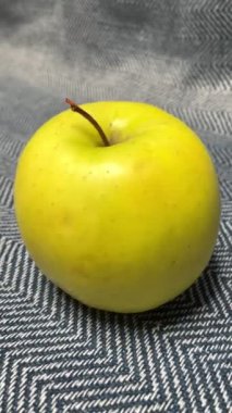 Elma, elma, meyve, meyve, sarı, yeşil, mevsim, bahçe, hasat, vitamin, yiyecek, organik, doğal, lezzetli, sağlıklı, sağlık, uzun yaşam.