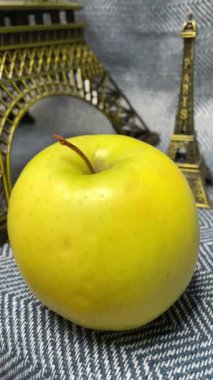 Elma, elma, meyve, Paris, Fransa, kule, sonbahar, Eyfel Kulesi, Eyfel, meyve, sarı, yeşil, mevsim, bahçe, hasat, vitamin, gıda, organik, doğal, lezzetli, sağlıklı, sağlık, uzun yaşam, yolculuk, yolculuk, tatil, tatil, hatıralar