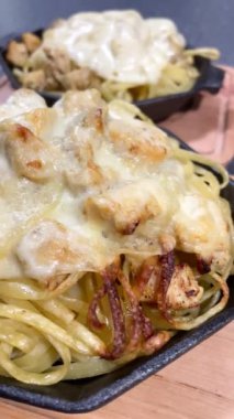 Erişte, makarna, makarna, spagetti, peynir, et, tavuk, yemek, yemek, fırın, tava, ahşap, masa, mutfak, yemek.