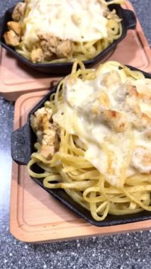 Erişte, makarna, makarna, spagetti, peynir, et, tavuk, yemek, yemek, fırın, tava, ahşap, masa, mutfak, yemek.