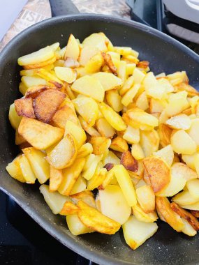 Patates, patates, kızarmış patates, patates, patates kızartması, kızartma, kızartma, tava, soba, gaz, ateş, yemek, tuz, yağ, masa, sebze, mutfak, yemek, lezzetli.