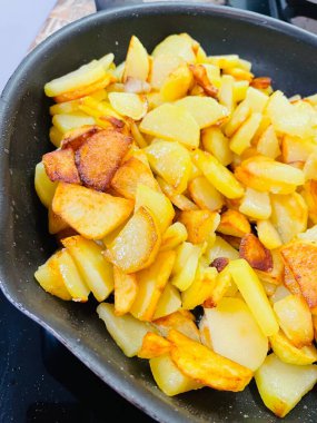 Patates, patates, kızarmış patates, patates, patates kızartması, kızartma, kızartma, tava, soba, gaz, ateş, yemek, tuz, yağ, masa, sebze, mutfak, yemek, lezzetli.