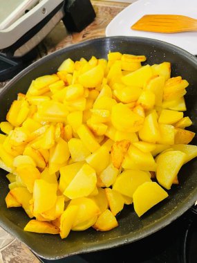 Patates, patates, kızarmış patates, patates, patates kızartması, kızartma, kızartma, tava, soba, gaz, ateş, yemek, tuz, yağ, masa, sebze, mutfak, yemek, lezzetli.