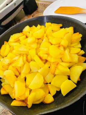 Patates, patates, kızarmış patates, patates, patates kızartması, kızartma, kızartma, tava, soba, gaz, ateş, yemek, tuz, yağ, masa, sebze, mutfak, yemek, lezzetli.