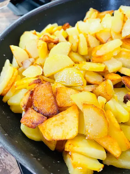 Patates, patates, kızarmış patates, patates, patates kızartması, kızartma, kızartma, tava, soba, gaz, ateş, yemek, tuz, yağ, masa, sebze, mutfak, yemek, lezzetli.
