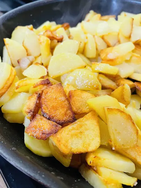 Patates, patates, kızarmış patates, patates, patates kızartması, kızartma, kızartma, tava, soba, gaz, ateş, yemek, tuz, yağ, masa, sebze, mutfak, yemek, lezzetli.