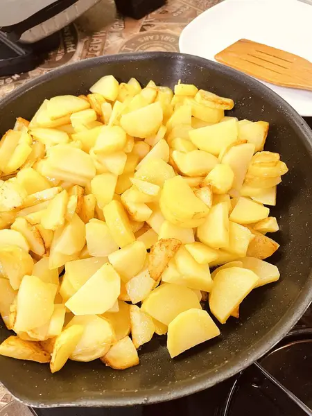 Patates, patates, kızarmış patates, patates, patates kızartması, kızartma, kızartma, tava, soba, gaz, ateş, yemek, tuz, yağ, masa, sebze, mutfak, yemek, lezzetli.