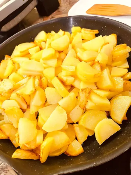Patates, patates, kızarmış patates, patates, patates kızartması, kızartma, kızartma, tava, soba, gaz, ateş, yemek, tuz, yağ, masa, sebze, mutfak, yemek, lezzetli.