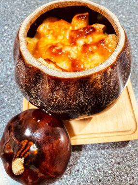 Esrar, tencerede fırında yemek, peynirli fırında patates, rosto, mutfak, lezzetli, ekşi krema, masa, aşçı, patates