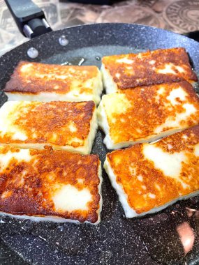 Halloumi, kızarmış peynir, mutfak, aşçı, bal, kızartma tavası, ateş, lezzet, yemek, tabak, kalsiyum, mayalanmış süt, süt.