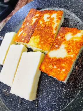 Halloumi, kızarmış peynir, mutfak, aşçı, bal, kızartma tavası, ateş, lezzet, yemek, tabak, kalsiyum, mayalanmış süt, süt.
