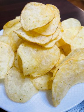 Tabakta cips, abur cubur, aperatif, tuzlu, yemek, yemek, masa, mutfak, kanserojen, fast food, lezzet arttırıcı, monosodyum glutamat