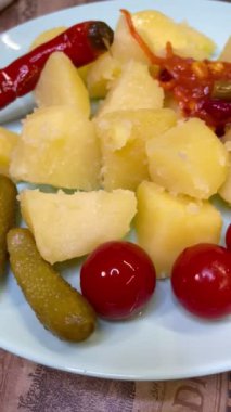 Haşlanmış patates, tabak, öğle yemeği, yemek, yemek, salatalık, domates, evde yemek