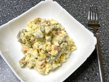 Mayonezli Olivier salatası, haşlanmış sebzeler, bezelye, yumurta, tabak, kalori, yemek, lezzetli masa, mutfak, yemek.