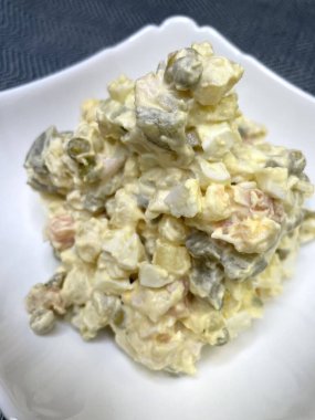 Mayonezli Olivier salatası, haşlanmış sebzeler, bezelye, yumurta, tabak, kalori, yemek, lezzetli masa, mutfak, yemek.