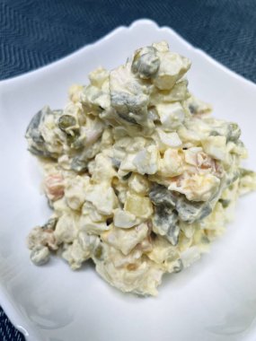 Mayonezli Olivier salatası, haşlanmış sebzeler, bezelye, yumurta, tabak, kalori, yemek, lezzetli masa, mutfak, yemek.