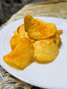 Tabakta cips, abur cubur, aperatif, tuzlu, yemek, yemek, masa, mutfak, kanserojen, fast food, lezzet arttırıcı, monosodyum glutamat
