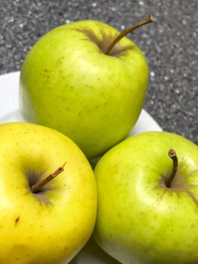 Elma, elma, yeşil, sarı, tabak, beyaz, gri, masa, mutfak, yemek, yemek, botanik, organik, vegan, sağlık, uzun yaşam, vitamin, yemek, yemek, yemek, lezzetli, aşk, hayat, meyve, sebze.