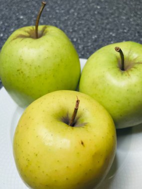 Elma, elma, yeşil, sarı, tabak, beyaz, gri, masa, mutfak, yemek, yemek, botanik, organik, vegan, sağlık, uzun yaşam, vitamin, yemek, yemek, yemek, lezzetli, aşk, hayat, meyve, sebze.