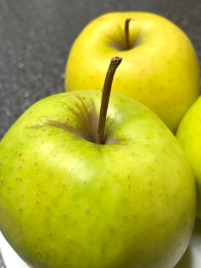 Elma, elma, yeşil, sarı, tabak, beyaz, gri, masa, mutfak, yemek, yemek, botanik, organik, vegan, sağlık, uzun yaşam, vitamin, yemek, yemek, yemek, lezzetli, aşk, hayat, meyve, sebze.