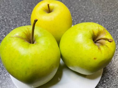 Elma, elma, yeşil, sarı, tabak, beyaz, gri, masa, mutfak, yemek, yemek, botanik, organik, vegan, sağlık, uzun yaşam, vitamin, yemek, yemek, yemek, lezzetli, aşk, hayat, meyve, sebze.