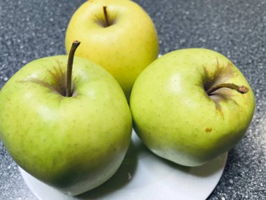 Elma, elma, yeşil, sarı, tabak, beyaz, gri, masa, mutfak, yemek, yemek, botanik, organik, vegan, sağlık, uzun yaşam, vitamin, yemek, yemek, yemek, lezzetli, aşk, hayat, meyve, sebze.