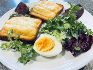 Haşlanmış yumurta, yumurta, protein, sarısı, tost, tereyağı, sandviç, fırında peynir, yeşiller, tabak, salata, sağlıklı vitaminler, sağlık, yemek, kahvaltı, öğle yemeği, masa, mutfak, aşçı, aşk, hayat..