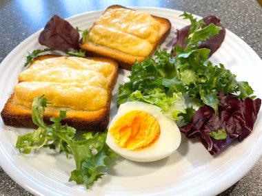 Haşlanmış yumurta, yumurta, protein, sarısı, tost, tereyağı, sandviç, fırında peynir, yeşiller, tabak, salata, sağlıklı vitaminler, sağlık, yemek, kahvaltı, öğle yemeği, masa, mutfak, aşçı, aşk, hayat..