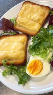 Haşlanmış yumurta, yumurta, protein, sarısı, tost, tereyağı, sandviç, fırında peynir, yeşiller, tabak, salata, sağlıklı vitaminler, sağlık, yemek, kahvaltı, öğle yemeği, masa, mutfak, aşçı, aşk, hayat..