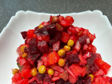 Vinaigrette, haşlanmış sebze, Ukrayna ulusal mutfağı, Ukrayna yemeği, pancar, havuç, patates, soğan, bezelye, yağ, tuz, kırmızı, masa, tabak, mutfak, Ukrayna mutfağı, Ukrayna yemeği, ulusal, lezzetli, hayatı seviyorum..