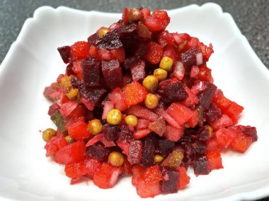 Vinaigrette, haşlanmış sebze, Ukrayna ulusal mutfağı, Ukrayna yemeği, pancar, havuç, patates, soğan, bezelye, yağ, tuz, kırmızı, masa, tabak, mutfak, Ukrayna mutfağı, Ukrayna yemeği, ulusal, lezzetli, hayatı seviyorum..