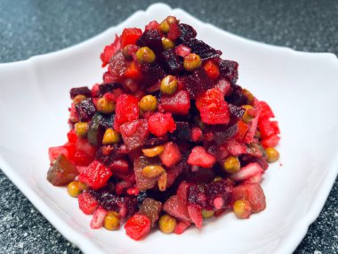 Vinaigrette, haşlanmış sebze, Ukrayna ulusal mutfağı, Ukrayna yemeği, pancar, havuç, patates, soğan, bezelye, yağ, tuz, kırmızı, masa, tabak, mutfak, Ukrayna mutfağı, Ukrayna yemeği, ulusal, lezzetli, hayatı seviyorum..