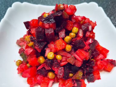 Vinaigrette, haşlanmış sebze, Ukrayna ulusal mutfağı, Ukrayna yemeği, pancar, havuç, patates, soğan, bezelye, yağ, tuz, kırmızı, masa, tabak, mutfak, Ukrayna mutfağı, Ukrayna yemeği, ulusal, lezzetli, hayatı seviyorum..