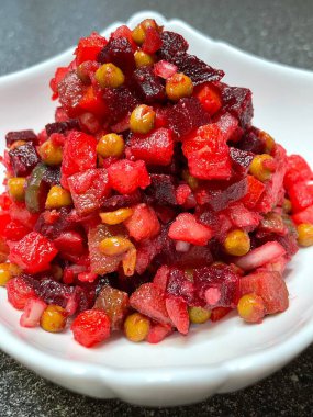 Vinaigrette, haşlanmış sebze, Ukrayna ulusal mutfağı, Ukrayna yemeği, pancar, havuç, patates, soğan, bezelye, yağ, tuz, kırmızı, masa, tabak, mutfak, Ukrayna mutfağı, Ukrayna yemeği, ulusal, lezzetli, hayatı seviyorum..