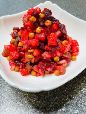 Vinaigrette, haşlanmış sebze, Ukrayna ulusal mutfağı, Ukrayna yemeği, pancar, havuç, patates, soğan, bezelye, yağ, tuz, kırmızı, masa, tabak, mutfak, Ukrayna mutfağı, Ukrayna yemeği, ulusal, lezzetli, hayatı seviyorum..