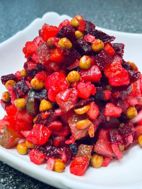 Vinaigrette, haşlanmış sebze, Ukrayna ulusal mutfağı, Ukrayna yemeği, pancar, havuç, patates, soğan, bezelye, yağ, tuz, kırmızı, masa, tabak, mutfak, Ukrayna mutfağı, Ukrayna yemeği, ulusal, lezzetli, hayatı seviyorum..