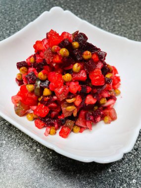 Vinaigrette, haşlanmış sebze, Ukrayna ulusal mutfağı, Ukrayna yemeği, pancar, havuç, patates, soğan, bezelye, yağ, tuz, kırmızı, masa, tabak, mutfak, Ukrayna mutfağı, Ukrayna yemeği, ulusal, lezzetli, hayatı seviyorum..