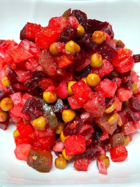 Vinaigrette, haşlanmış sebze, Ukrayna ulusal mutfağı, Ukrayna yemeği, pancar, havuç, patates, soğan, bezelye, yağ, tuz, kırmızı, masa, tabak, mutfak, Ukrayna mutfağı, Ukrayna yemeği, ulusal, lezzetli, hayatı seviyorum..