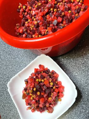 Vinaigrette, haşlanmış sebze, Ukrayna ulusal mutfağı, Ukrayna yemeği, pancar, havuç, patates, soğan, bezelye, yağ, tuz, kırmızı, masa, tabak, mutfak, Ukrayna mutfağı, Ukrayna yemeği, ulusal, lezzetli, hayatı seviyorum..