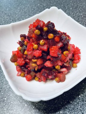 Vinaigrette, haşlanmış sebze, Ukrayna ulusal mutfağı, Ukrayna yemeği, pancar, havuç, patates, soğan, bezelye, yağ, tuz, kırmızı, masa, tabak, mutfak, Ukrayna mutfağı, Ukrayna yemeği, ulusal, lezzetli, hayatı seviyorum..