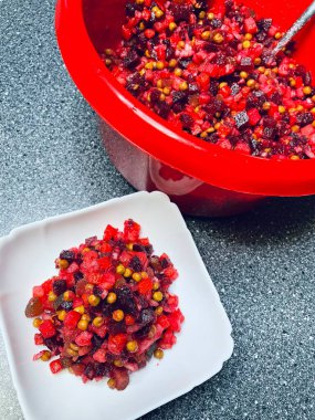 Vinaigrette, haşlanmış sebze, Ukrayna ulusal mutfağı, Ukrayna yemeği, pancar, havuç, patates, soğan, bezelye, yağ, tuz, kırmızı, masa, tabak, mutfak, Ukrayna mutfağı, Ukrayna yemeği, ulusal, lezzetli, hayatı seviyorum..