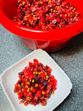 Vinaigrette, haşlanmış sebze, Ukrayna ulusal mutfağı, Ukrayna yemeği, pancar, havuç, patates, soğan, bezelye, yağ, tuz, kırmızı, masa, tabak, mutfak, Ukrayna mutfağı, Ukrayna yemeği, ulusal, lezzetli, hayatı seviyorum..