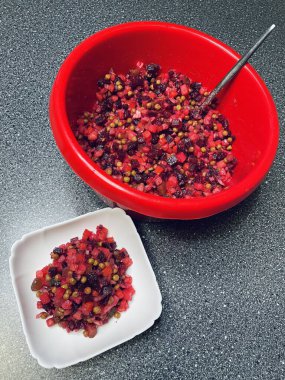 Vinaigrette, haşlanmış sebze, Ukrayna ulusal mutfağı, Ukrayna yemeği, pancar, havuç, patates, soğan, bezelye, yağ, tuz, kırmızı, masa, tabak, mutfak, Ukrayna mutfağı, Ukrayna yemeği, ulusal, lezzetli, hayatı seviyorum..