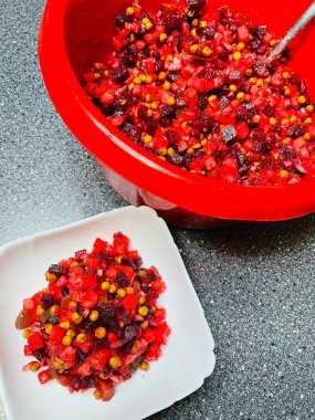 Vinaigrette, haşlanmış sebze, Ukrayna ulusal mutfağı, Ukrayna yemeği, pancar, havuç, patates, soğan, bezelye, yağ, tuz, kırmızı, masa, tabak, mutfak, Ukrayna mutfağı, Ukrayna yemeği, ulusal, lezzetli, hayatı seviyorum..