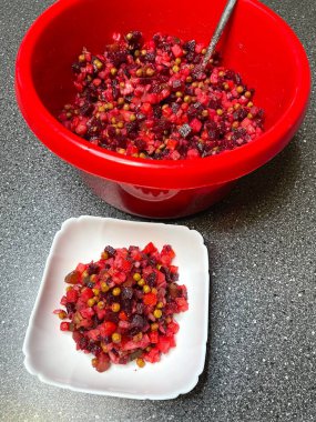 Vinaigrette, haşlanmış sebze, Ukrayna ulusal mutfağı, Ukrayna yemeği, pancar, havuç, patates, soğan, bezelye, yağ, tuz, kırmızı, masa, tabak, mutfak, Ukrayna mutfağı, Ukrayna yemeği, ulusal, lezzetli, hayatı seviyorum..