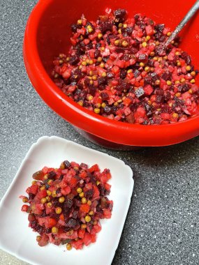 Vinaigrette, haşlanmış sebze, Ukrayna ulusal mutfağı, Ukrayna yemeği, pancar, havuç, patates, soğan, bezelye, yağ, tuz, kırmızı, masa, tabak, mutfak, Ukrayna mutfağı, Ukrayna yemeği, ulusal, lezzetli, hayatı seviyorum..